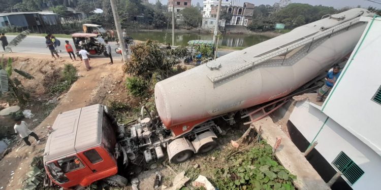 বন্দরে শাহ সিমেন্টের মিকচার গাড়ি নিয়ন্ত্রণ হারিয়ে খাদে, আহত-২ আটক-১