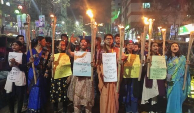 নারী ও শিশু ধর্ষকদের সর্বোচ্চ শাস্তির দাবিতে না’গঞ্জে মশাল মিছিল