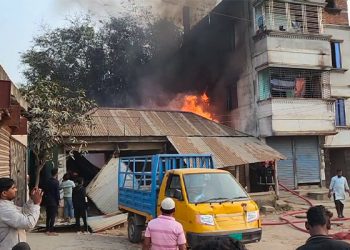 রূপগঞ্জে গ্যাস সিলিন্ডার গোডাউনে আগুন
