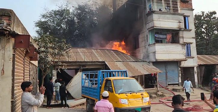 রূপগঞ্জে গ্যাস সিলিন্ডার গোডাউনে আগুন
