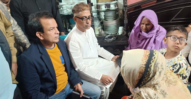 নিহত স্বেচ্ছাসেবক দল নেতার পরিবারের পাশে জেলা বিএনপি