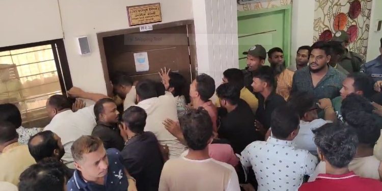 সোনারগাঁয়ে হাট-বাজারের ইজারা নিয়ে বিএনপির দু’গ্রুপের হট্টগোল