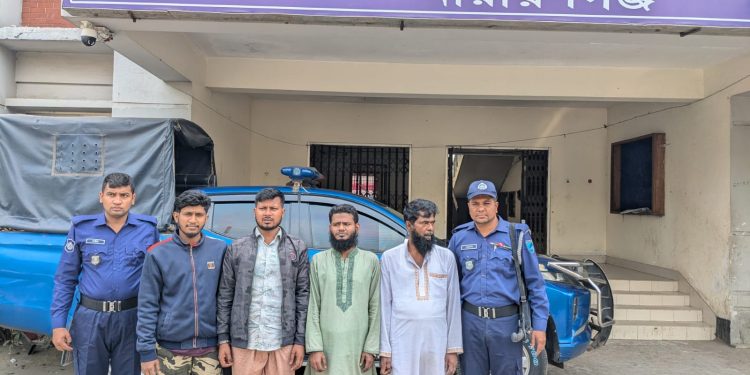 নারায়ণগঞ্জে অপারেশন ডেভিল হান্ট ও নিয়মিত অভিযানে গ্রেপ্তার ৫২