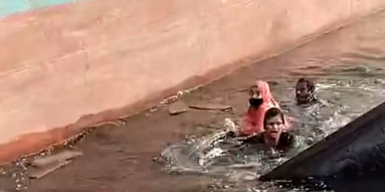 নারায়ণগঞ্জে শীতলক্ষ্যা নদীতে বাল্কহেডের ধাক্কায় নৌকাডুবি