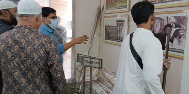 নারায়ণগঞ্জে বঙ্গবন্ধুর ম্যুরাল ও বঙ্গবন্ধু কর্নার ভাঙলেন বিএনপিপন্থী আইনজীবীরা