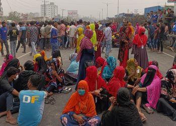 ঢাকা-নারায়ণগঞ্জ সড়ক অবরোধ করে রেখেছে শ্রমিকরা