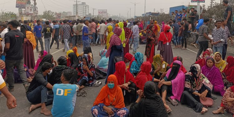 ঢাকা-নারায়ণগঞ্জ সড়ক অবরোধ করে রেখেছে শ্রমিকরা
