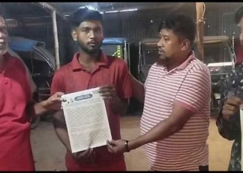 নিজ গ্যারেজে লিফলেট বিতরণ: স্বেচ্ছসেবকলীগ নেতা সহ গ্রেপ্তার ২