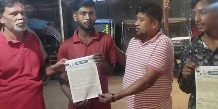 নিজ গ্যারেজে লিফলেট বিতরণ: স্বেচ্ছসেবকলীগ নেতা সহ গ্রেপ্তার ২