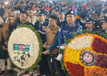 প্রথম প্রহরে ভাষা শহীদদের শ্রদ্ধাভরে স্মরন করলো নারায়ণগঞ্জবাসী