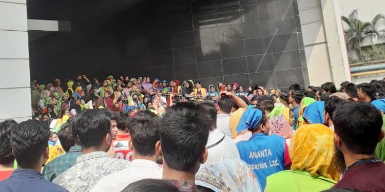 সিদ্ধিরগঞ্জে অনন্ত অ্যাপারেলসে নারী শ্রমিকের মৃত্যুর অভিযোগে বিক্ষোভ