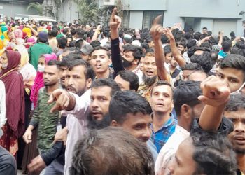 ছুটির শতভাগ ভাতা পরিশোধের দাবিতে পোশাক শ্রমিকদের সড়ক অবরোধ