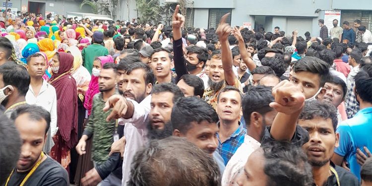 ছুটির শতভাগ ভাতা পরিশোধের দাবিতে পোশাক শ্রমিকদের সড়ক অবরোধ