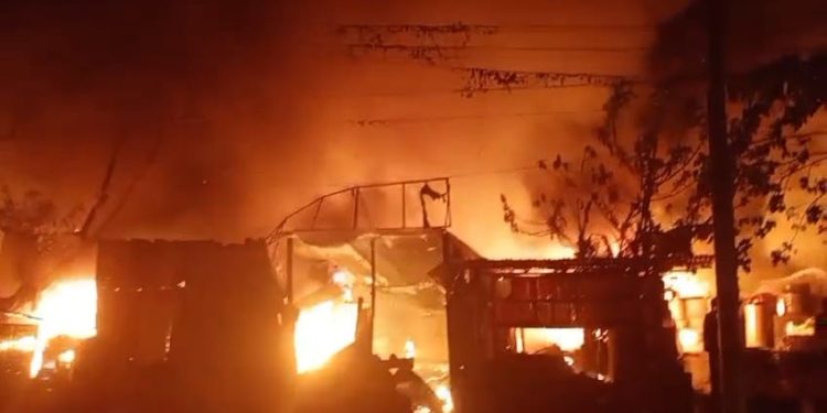 রুপগঞ্জে গ্রীন সিটি মার্কেট ভয়াবহ আগুন