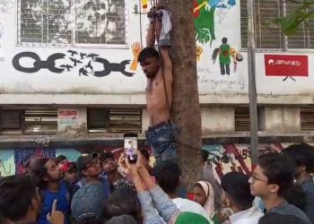 নারায়ণগঞ্জে ছিনতাইয়ের অভিযোগে যুবককে গাছে ঝুলিয়ে নির্যাতন