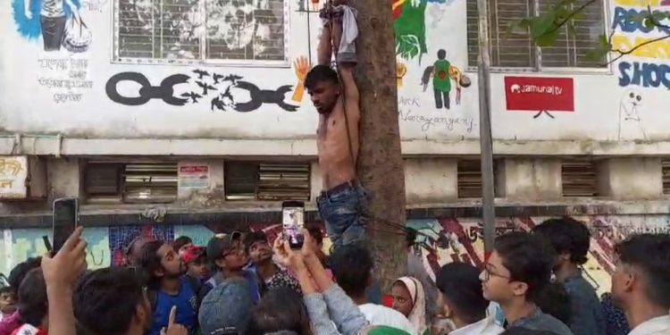 নারায়ণগঞ্জে ছিনতাইয়ের অভিযোগে যুবককে গাছে ঝুলিয়ে নির্যাতন