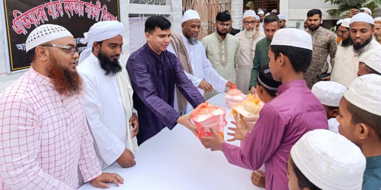 সিদ্ধিরগঞ্জে এতিমদের মাঝে র‍্যাবের ইফতার বিতরণ