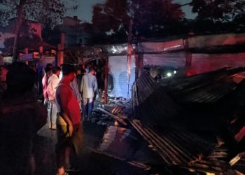 জালকুড়িতে ফার্নিচার দোকানে আগুন