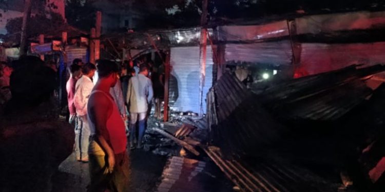 জালকুড়িতে ফার্নিচার দোকানে আগুন