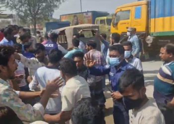 পুর্বাচলে প্রকাশ্যে দুই পুলিশ সদস্যকে মারধর, ভিডিও ভাইরাল