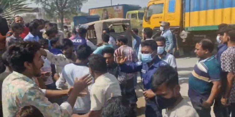 পুর্বাচলে প্রকাশ্যে দুই পুলিশ সদস্যকে মারধর, ভিডিও ভাইরাল