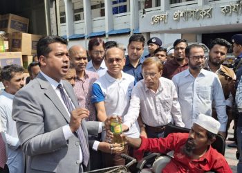 ডিসি জাহিদুল’র আহ্বানে ন্যায্য মূল্যে তেলসহ নিত্যপণ্য বিক্রি শুরু