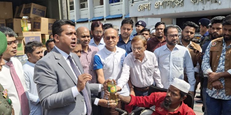 ডিসি জাহিদুল’র আহ্বানে ন্যায্য মূল্যে তেলসহ নিত্যপণ্য বিক্রি শুরু