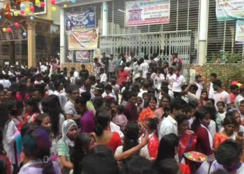 নারায়ণগঞ্জে রঙবেরঙের আবির উড়িয়ে হোলি উৎসব উদযাপন