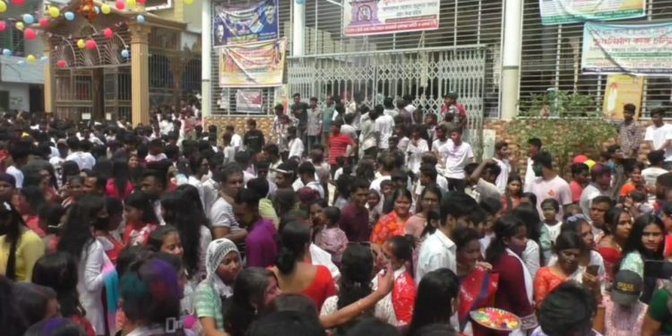 নারায়ণগঞ্জে রঙবেরঙের আবির উড়িয়ে হোলি উৎসব উদযাপন