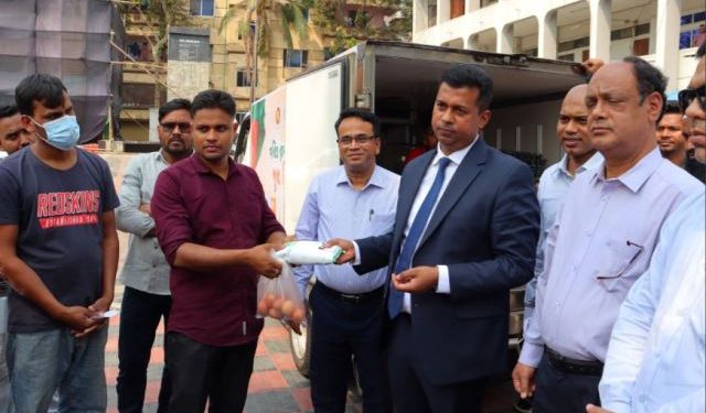 সুলভমূল্যে দুধ-ডিম-মাংস বিক্রয় কার্যক্রমের উদ্বোধন করলেন ডিসি