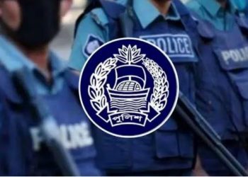 আড়াইহাজারে সড়ক দূর্ঘটনায় ছয় পুলিশ সদস্য আহত