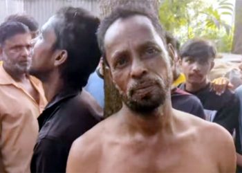 সোনারগাঁয়ে ডাকাতির অভিযোগে দুইজনকে গণপিটুনি দিয়ে পুলিশে সোপর্দ