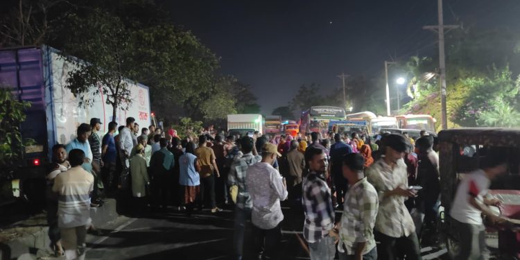 সোনারগাঁয়ে শ্রমিকদের বিক্ষোভ, ঢাকা-চট্টগ্রাম মহাসড়কে ৫ কিলোমিটার যানজট
