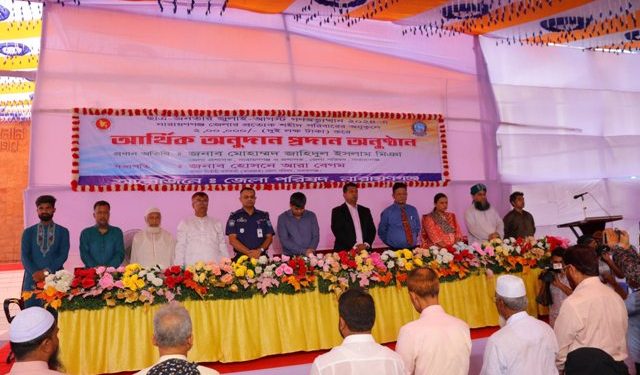 না’গঞ্জে গণঅভ্যুত্থানে শহীদ ২১ পরিবার পেলো ৪২ লাখ টাকা