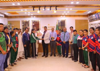 নারায়নগঞ্জের মেয়েরা ভলিবলে চ্যাম্পিয়ন হওয়ায় ডিসির ফুলেল শুভেচ্ছা