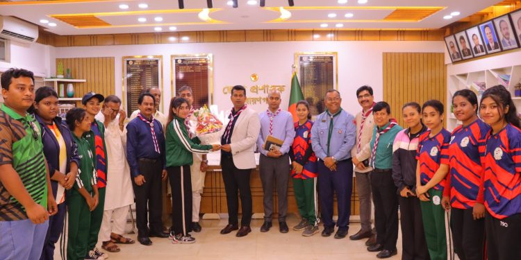 নারায়নগঞ্জের মেয়েরা ভলিবলে চ্যাম্পিয়ন হওয়ায় ডিসির ফুলেল শুভেচ্ছা