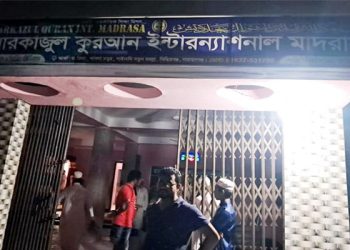 বলাৎকারের অভিযোগে মাদ্রাসা শিক্ষককে গনপিটুনী দিয়ে পুলিশে সোপর্দ