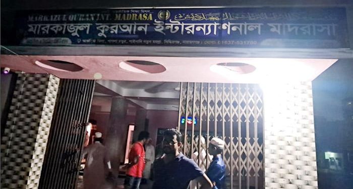 বলাৎকারের অভিযোগে মাদ্রাসা শিক্ষককে গনপিটুনী দিয়ে পুলিশে সোপর্দ