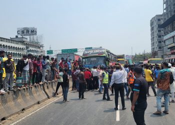 বকেয়া বেতনের দাবিতে ঢাকা-চট্টগ্রাম মহাসড়ক অবরোধ 