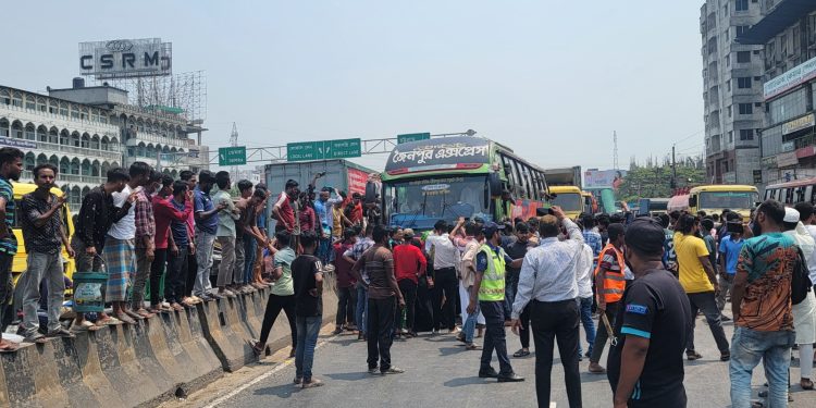 বকেয়া বেতনের দাবিতে ঢাকা-চট্টগ্রাম মহাসড়ক অবরোধ 