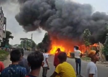 সিদ্ধিরগঞ্জে ঝুটের গোডাউনসহ ৩ দোকানে আগুন