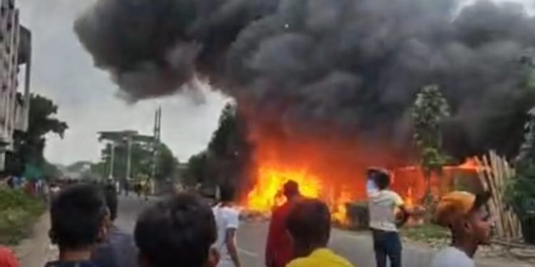 সিদ্ধিরগঞ্জে ঝুটের গোডাউনসহ ৩ দোকানে আগুন