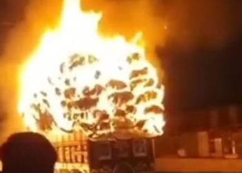 ঝুট বোঝাই ট্রাকে আগুন, প্রাণ বাঁচাতে ট্রাক খালে নামিয়ে দেন চালক