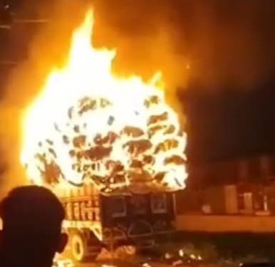 ঝুট বোঝাই ট্রাকে আগুন, প্রাণ বাঁচাতে ট্রাক খালে নামিয়ে দেন চালক