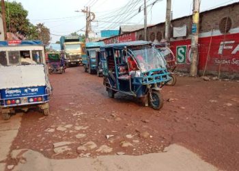 হাজীগঞ্জ এম সার্কাস-আইটি স্কুল পর্যন্ত সড়কের বেহাল দশা