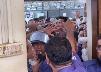 আইনজীবীদের মারধরের শিকার সাবেক আইন মন্ত্রী