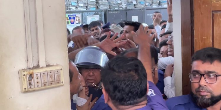 আইনজীবীদের মারধরের শিকার সাবেক আইন মন্ত্রী