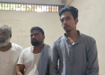 আওয়ামীলীগের রাজনীতির দায়ে ছাত্রলীগ নেতাসহ ৩ জনকে পুলিশে সোপর্দ