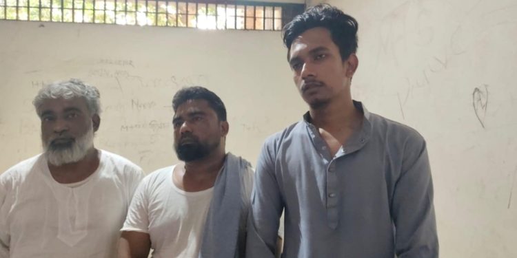 আওয়ামীলীগের রাজনীতির দায়ে ছাত্রলীগ নেতাসহ ৩ জনকে পুলিশে সোপর্দ