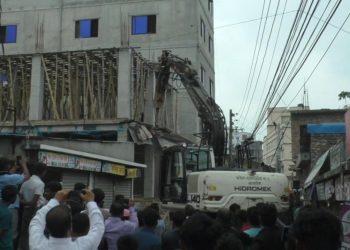 ফতুল্লার ভূইগ‌ড়ে নকশা বহির্ভূত নির্মাণাধীন ভবনে রাজউকের অভিযান